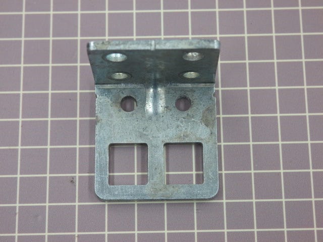 Bottom Hinge 63001128
