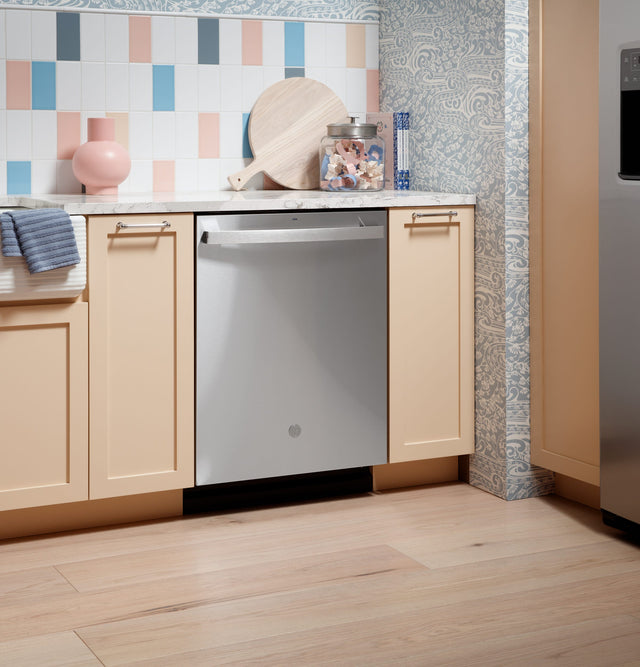 GE Fingerprint Resistant Top Control with Stainless Steel Interior Dishwasher with Sanitize Cycle GDT650SYVFS