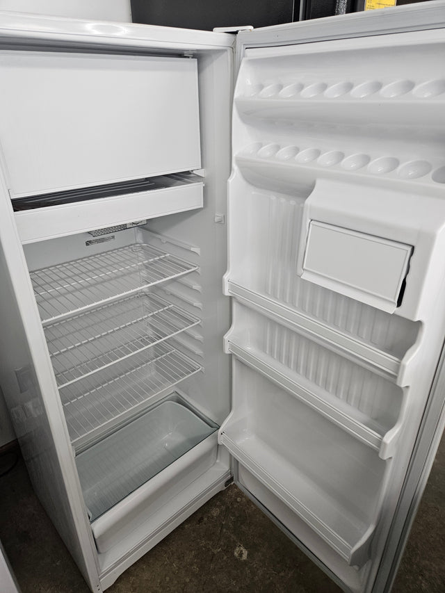 Reconditioned Danby Mid-Size Refrigerator D9604W