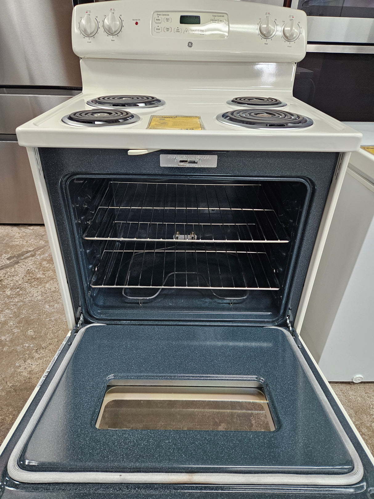 Reconditioned GE 30" Free-Standing Electric Range JBP23DN1CC