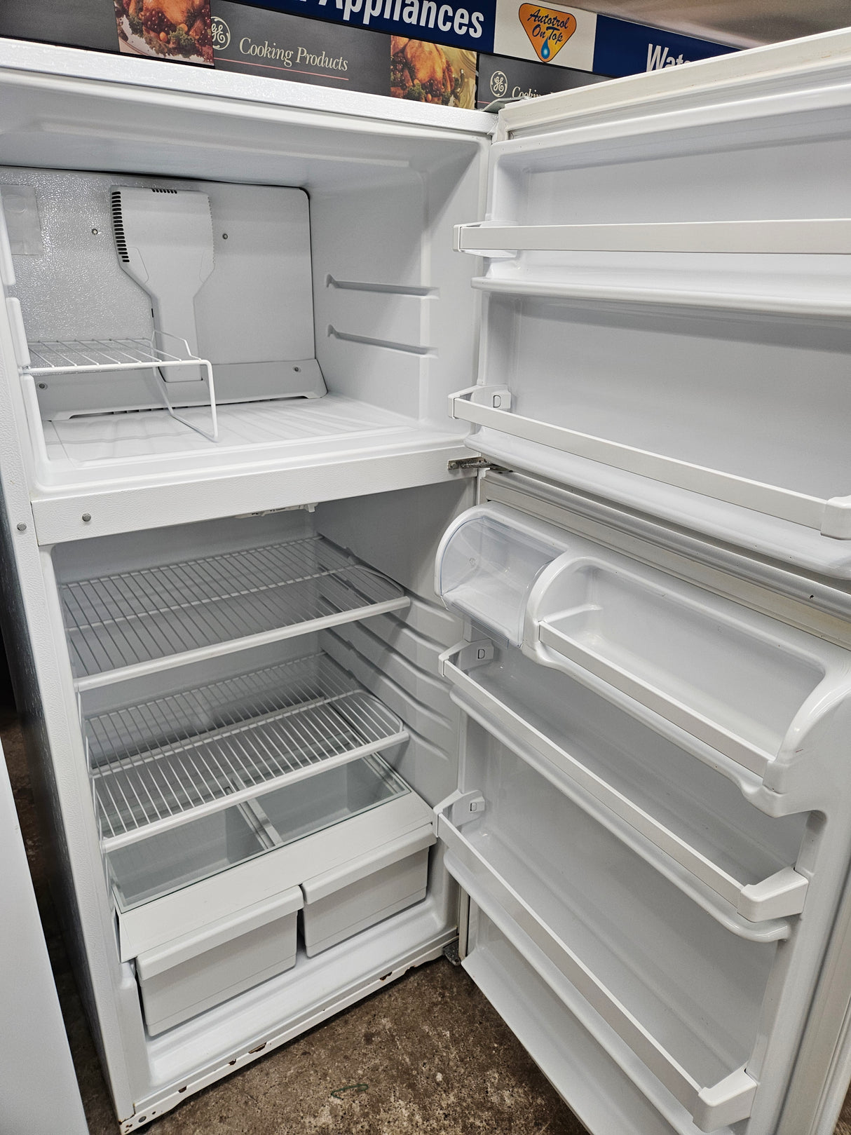 Reconditioned Amana Top-Freezer Refrigerator A4TXNWFWW01