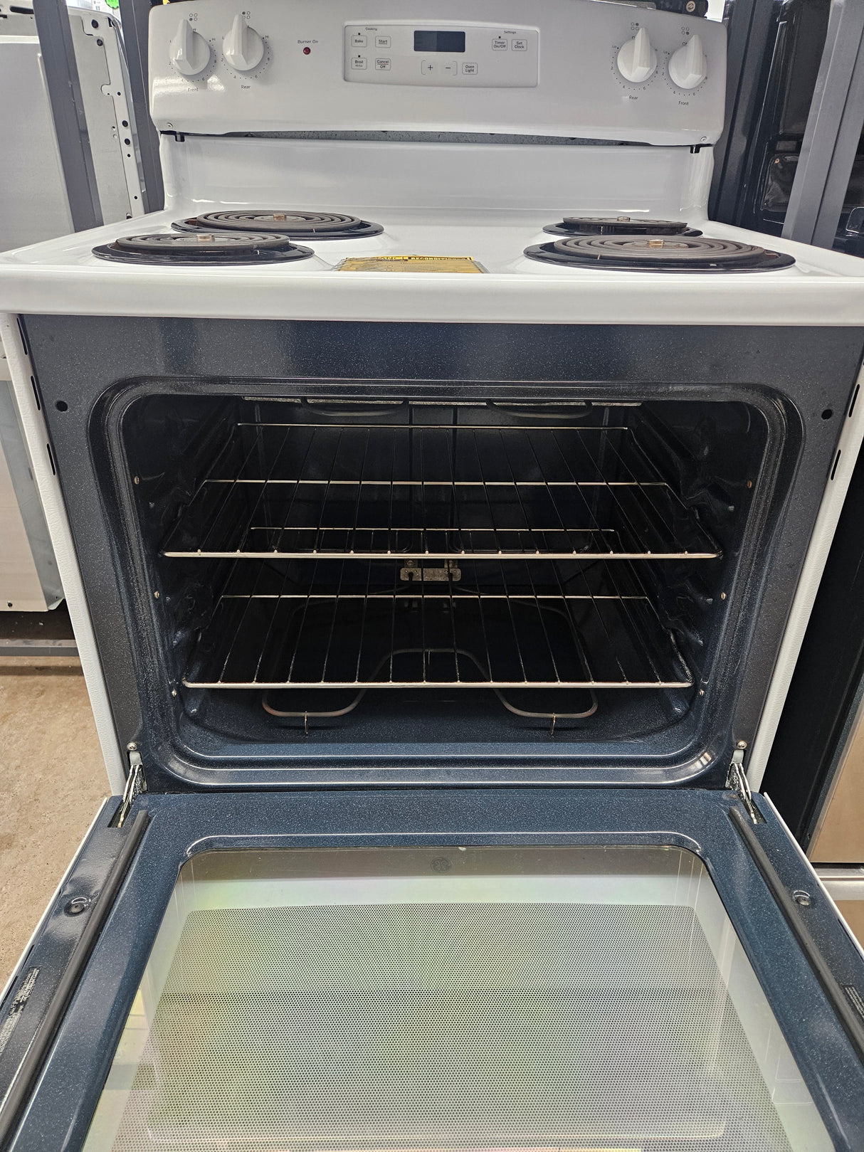 Reconditioned GE 30" Free-Standing Electric Range JBS360DM2WW