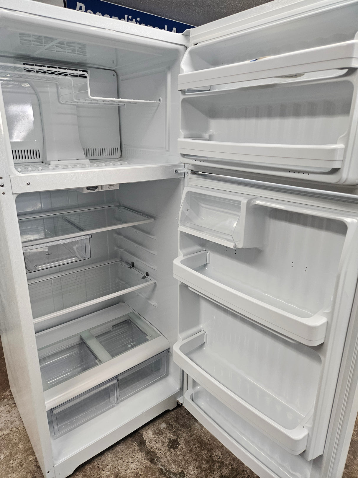 Reconditioned Hotpoint Top-Freezer Refrigerator HTS18GBSARWW