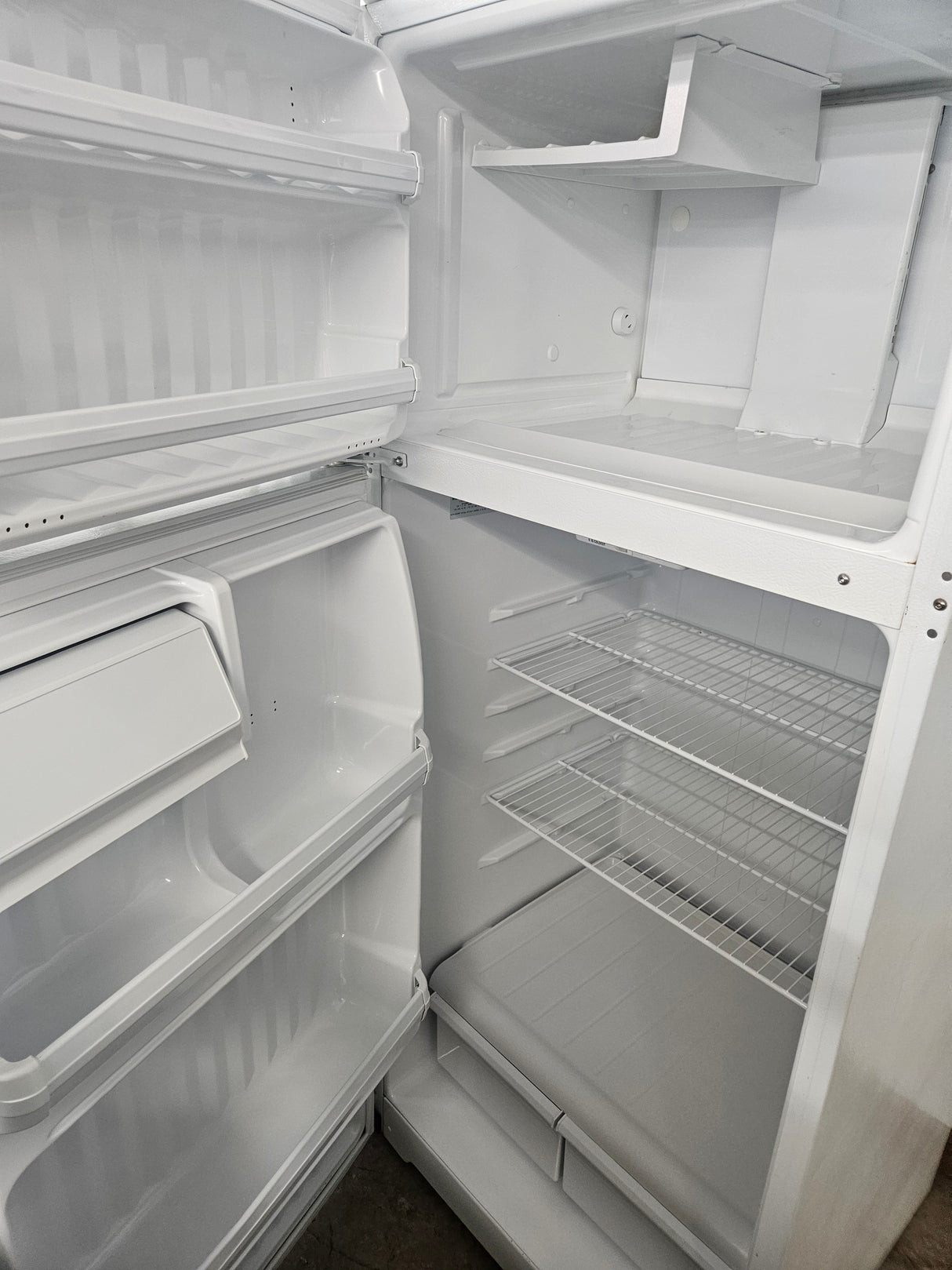 Reconditioned Hotpoint 16.9 Cu Ft. Top-Freezer Refrigerator HTS17BBMFLWW