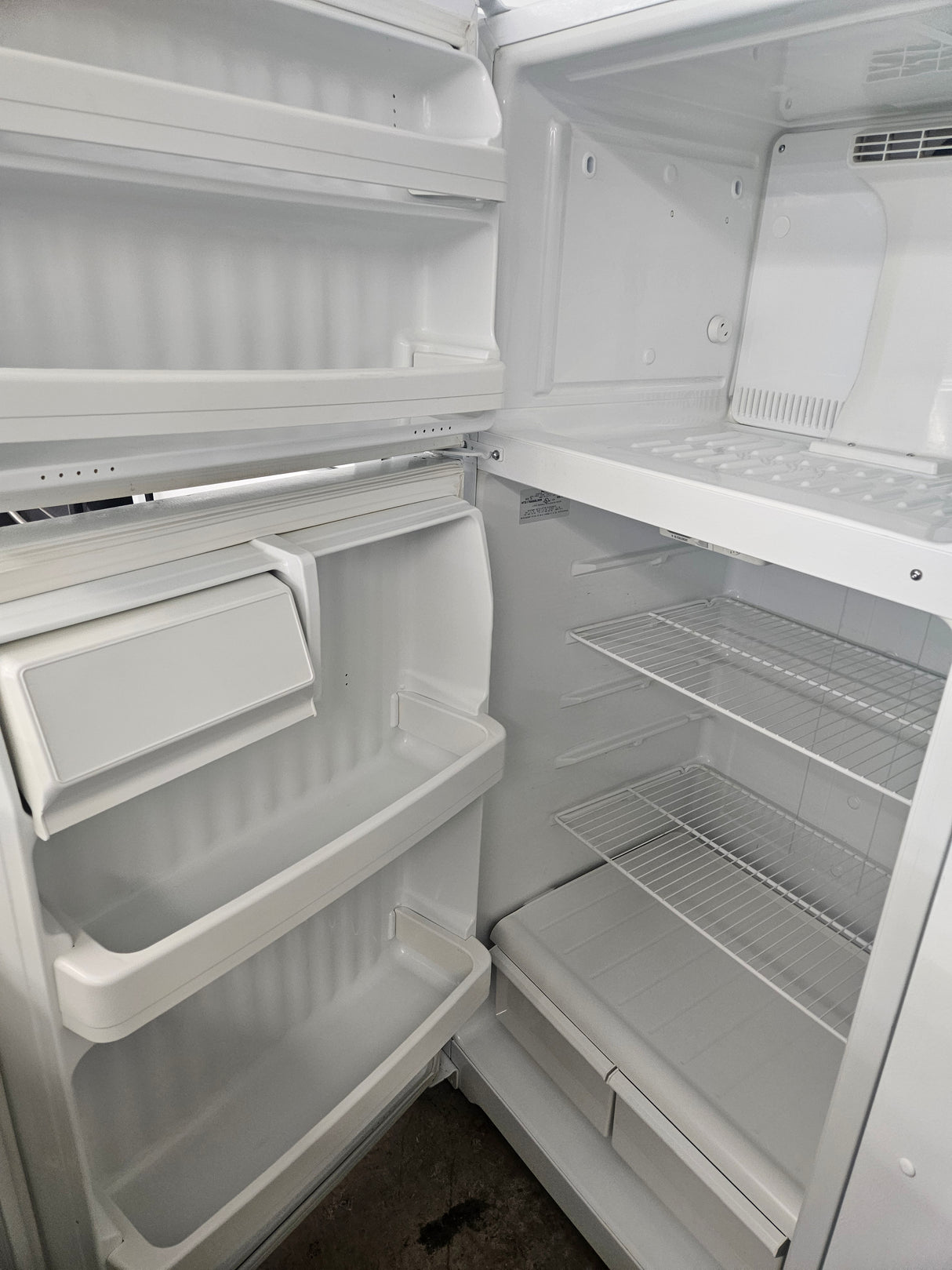 Reconditioned Hotpoint 16.9 Cu Ft. Top-Freezer Refrigerator HTS17BBSBLWW
