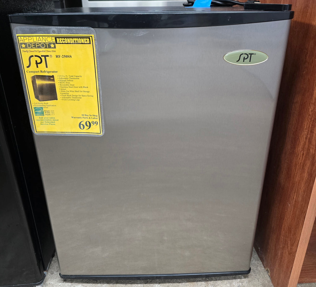 Reconditioned SPT Compact Refrigerator RF-250SS