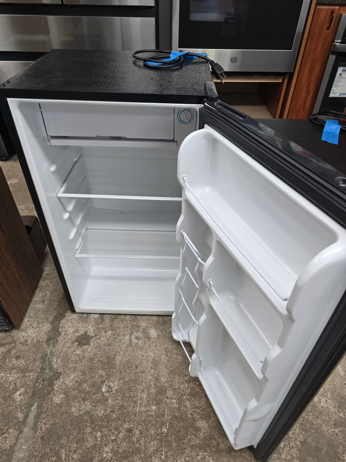 Reconditioned Igloo 3.2 Cu. Ft. Mini Fridge w/ Freezer IRF32BK