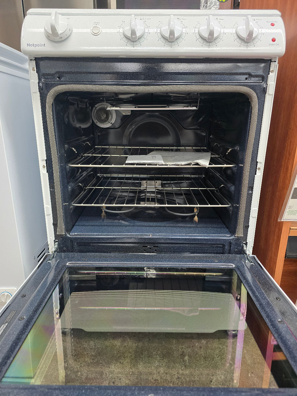 Reconditioned Hotpoint 24" Free-Standing Electric Range RAS240DM3WW
