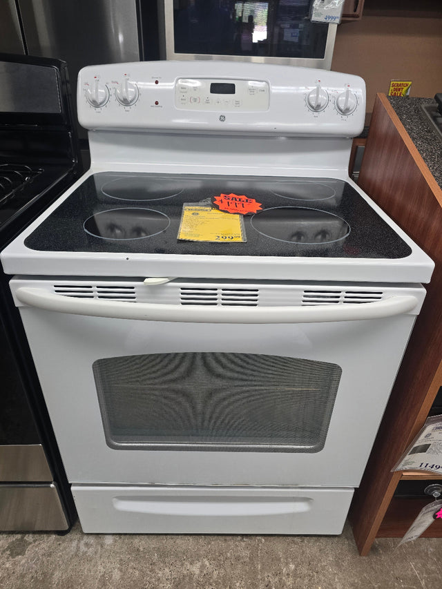 Reconditioned GE 30" Free-Standing CleanDesign Electric Range JB620DR4WW