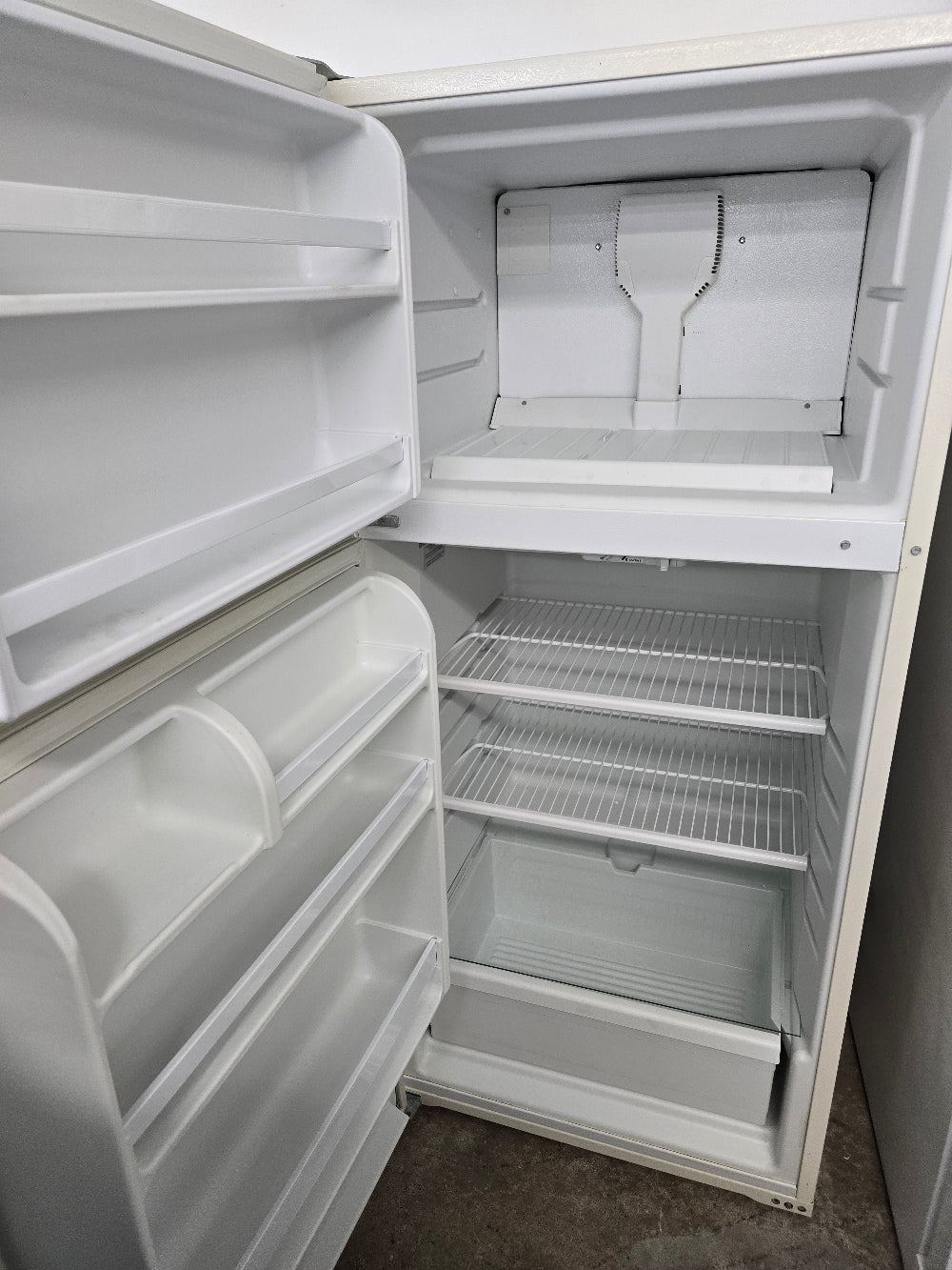 Reconditioned Whirlpool 14.4 cu. ft. Top Freezer Refrigerator ET4WSKYKT02