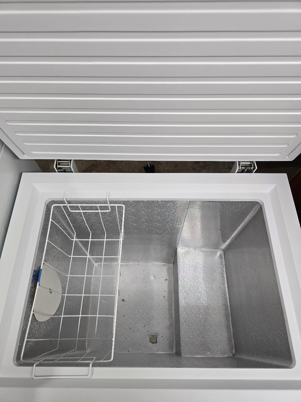 Reconditioned Holiday 5-cu ft Manual Defrost Chest Freezer LCM050LC