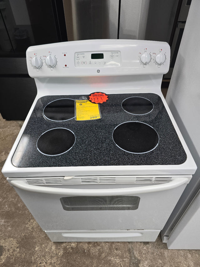 Reconditioned GE 30" Free-Standing Clean Design Electric Range JBP62DM2WW