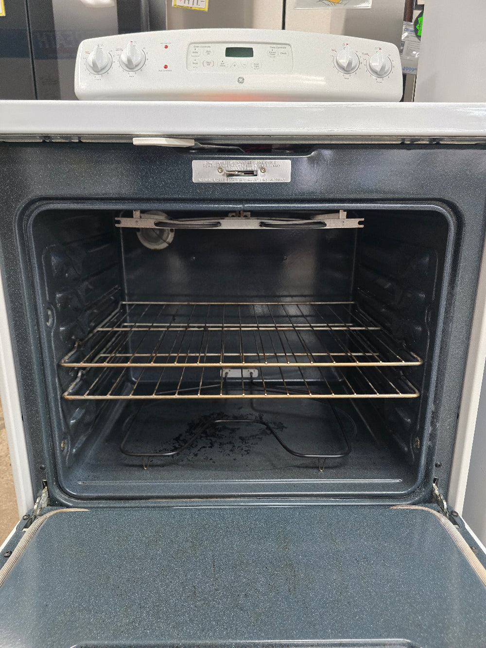 Reconditioned GE 30" Free-Standing Clean Design Electric Range JBP62DM2WW