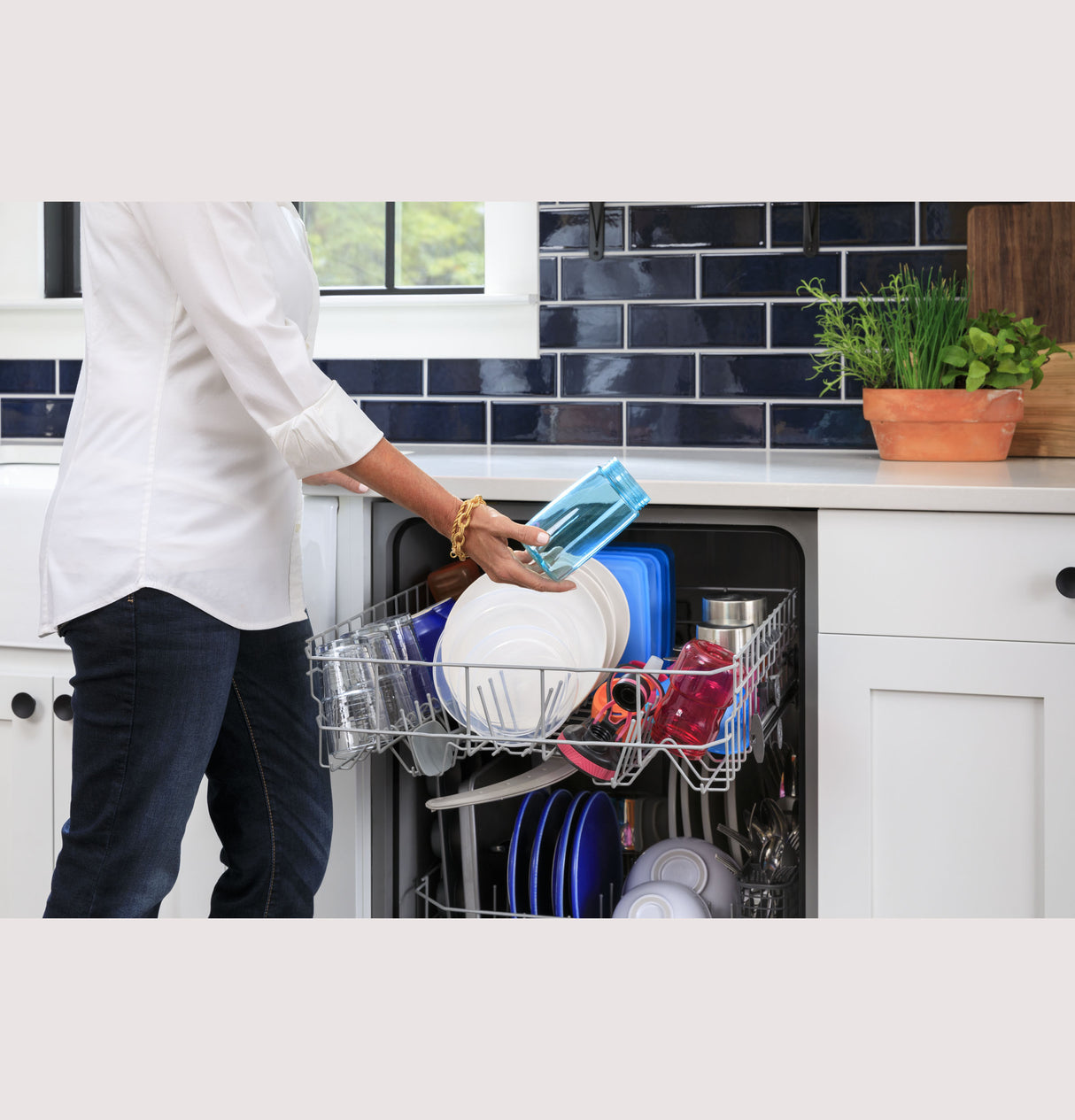 GE Dishwasher with Front Controls GDF450PGZWW