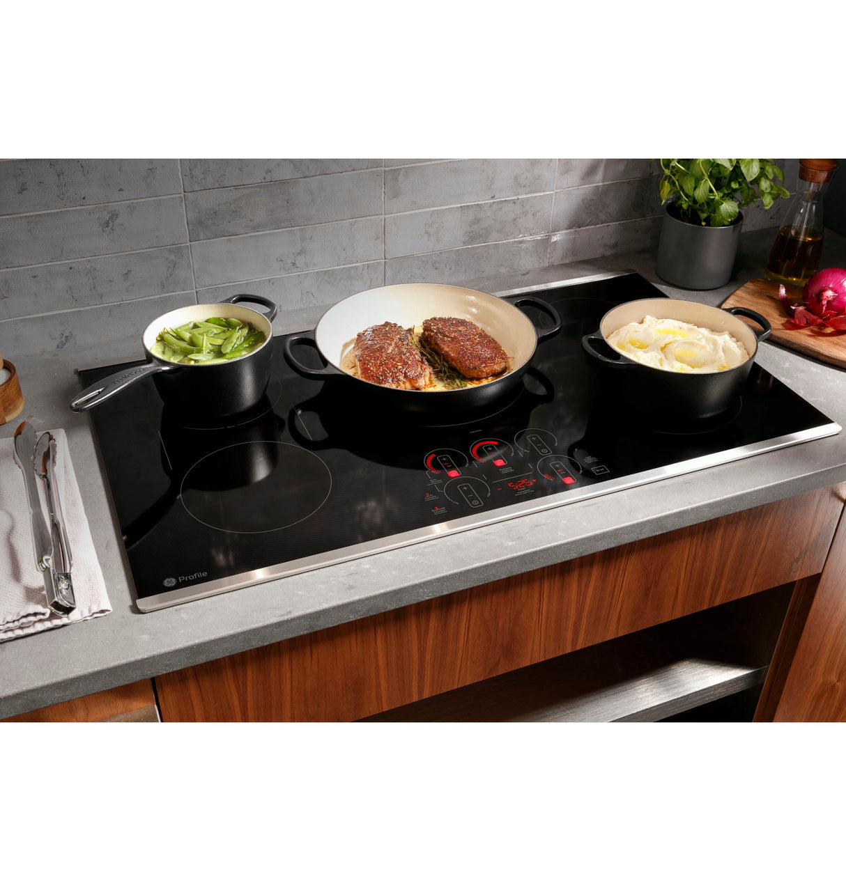GE Profile 30" Built-In Touch Control Induction Cooktop PHP9030DTBB (S&D)