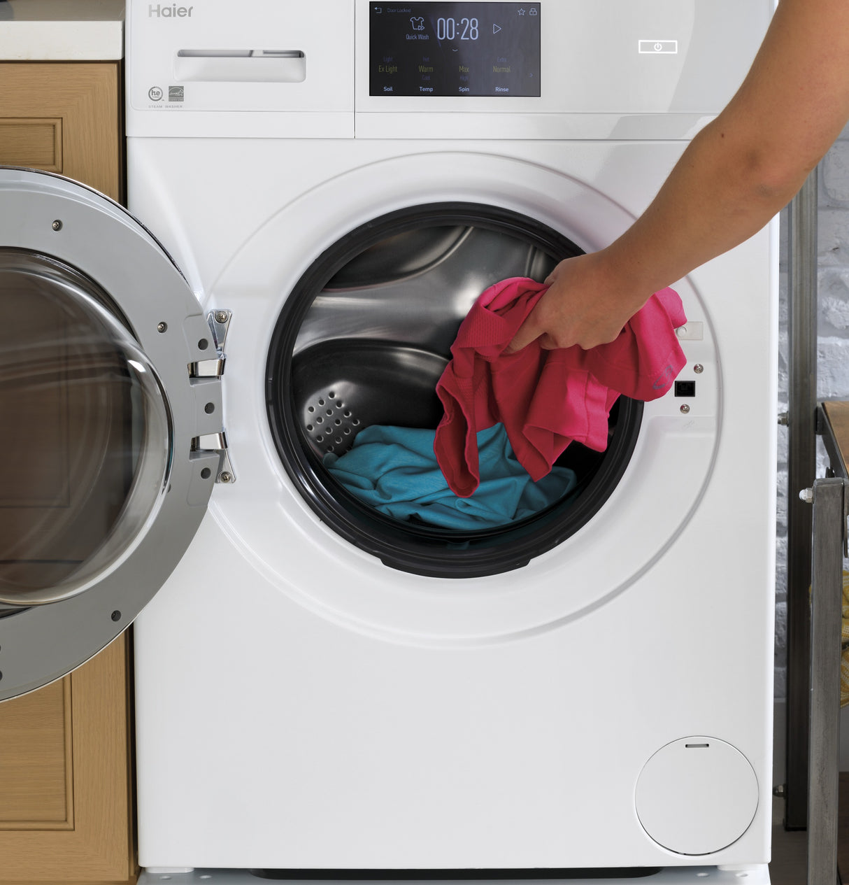 Haier ENERGY STAR® 2.4 Cu. Ft. Smart Frontload Washer QFW150SSNWW (S&D)