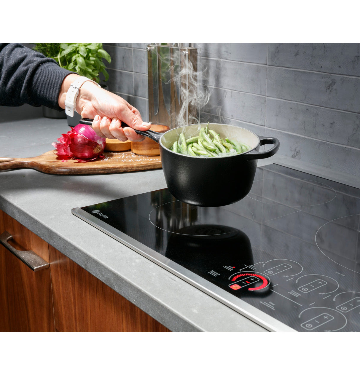 GE Profile 30" Built-In Touch Control Induction Cooktop PHP9030DTBB (S&D)