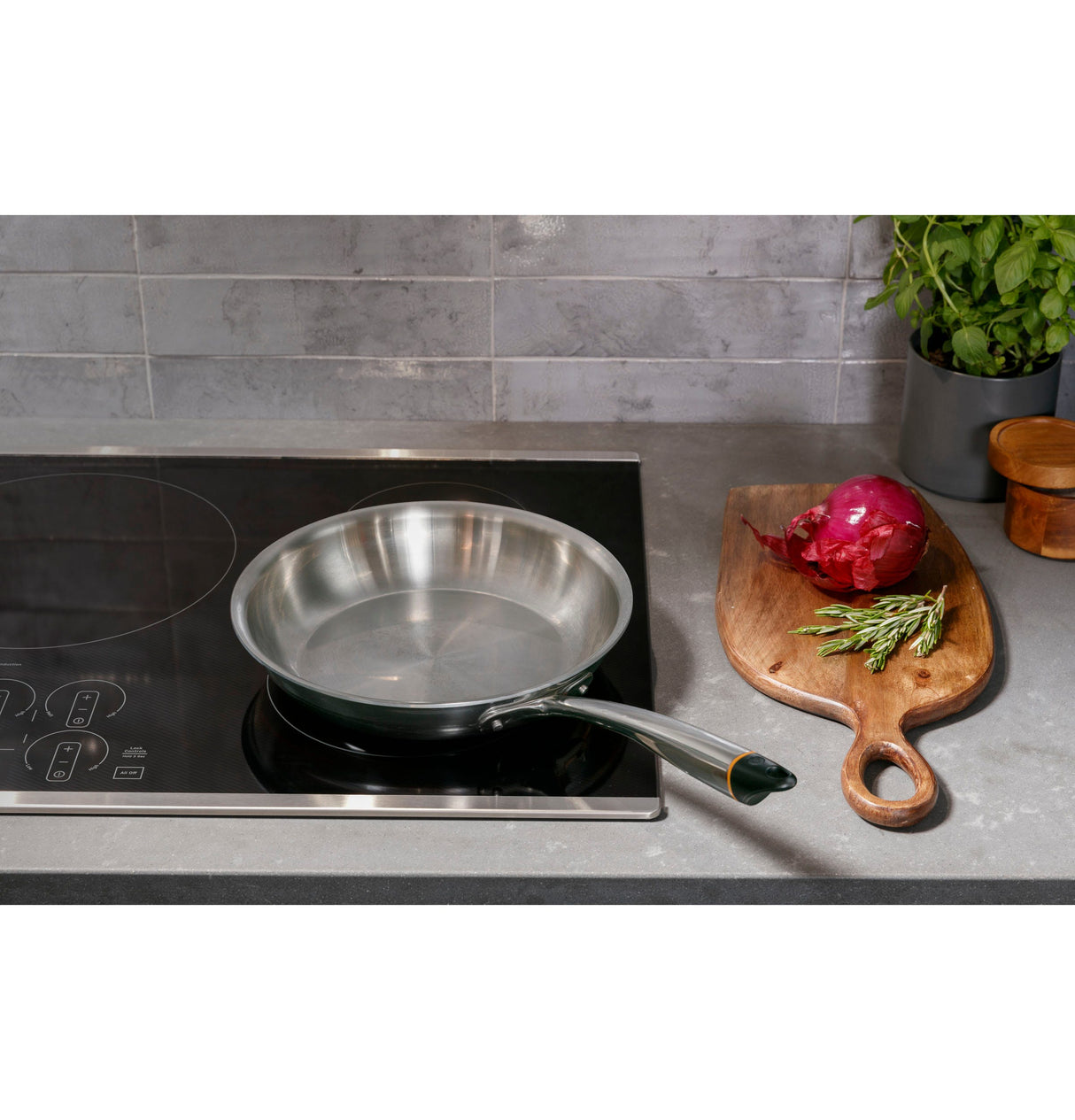 GE Profile 30" Built-In Touch Control Induction Cooktop PHP9030DTBB (S&D)