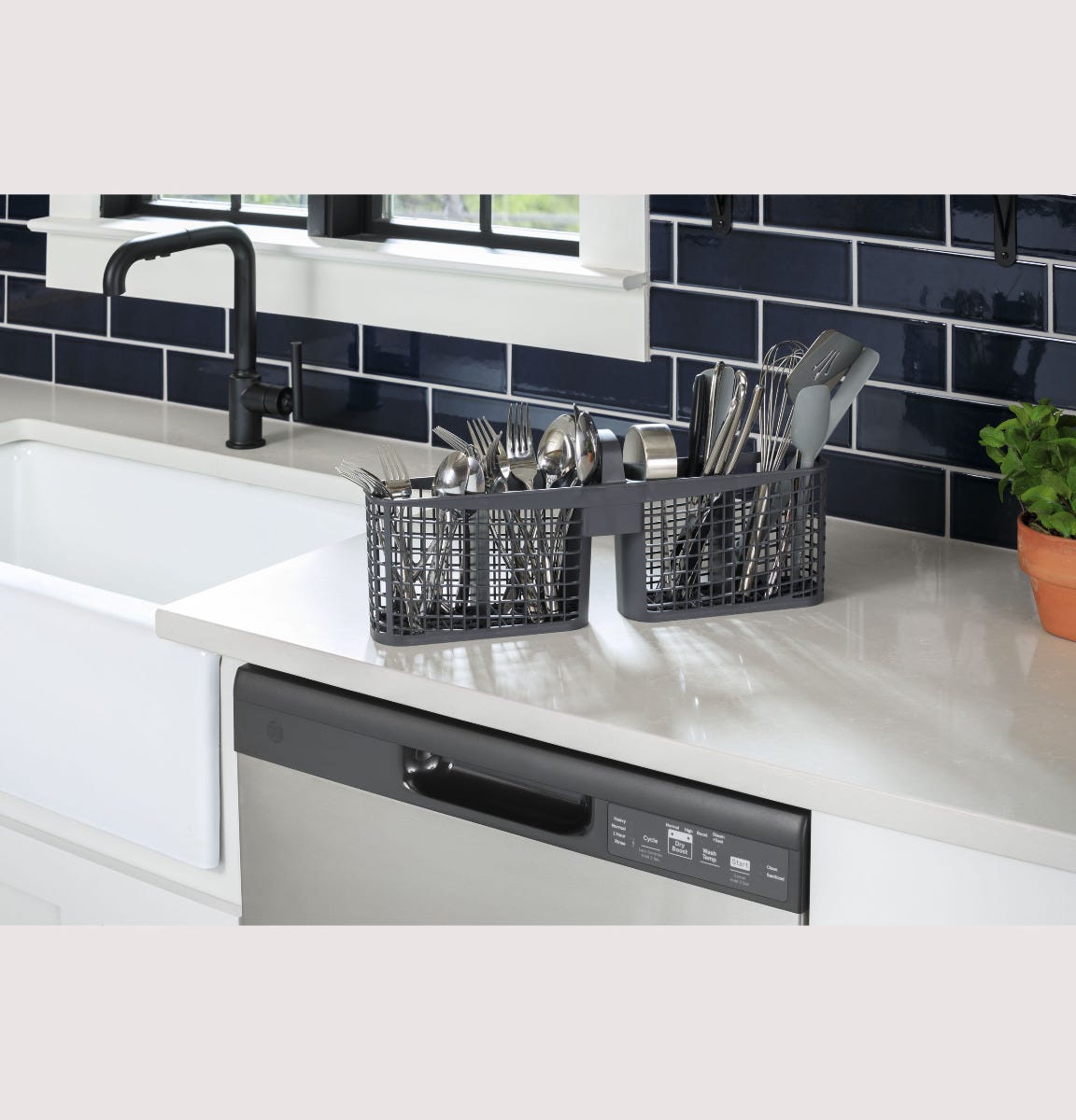 GE Dishwasher with Front Controls GDF450PSRSS