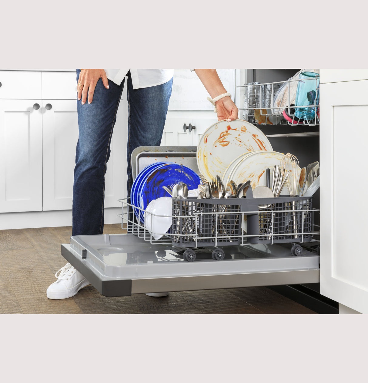 GE Dishwasher With Front Controls GDF535PGRWW
