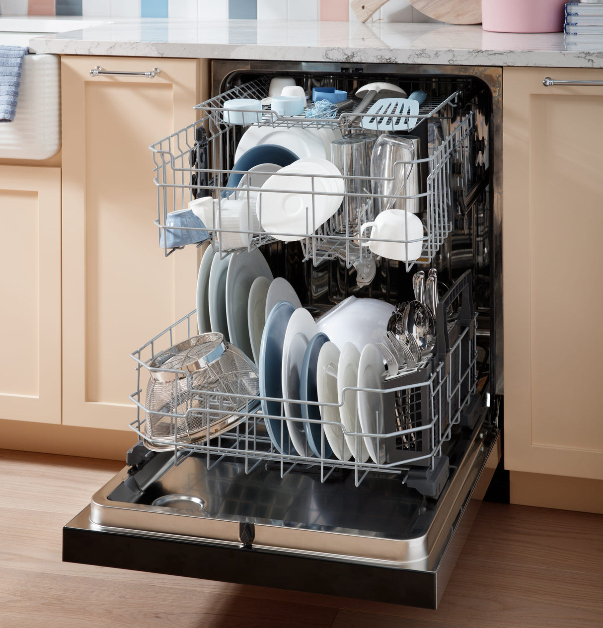 GE Fingerprint Resistant Top Control with Stainless Steel Interior Dishwasher with Sanitize Cycle GDT650SYVFS