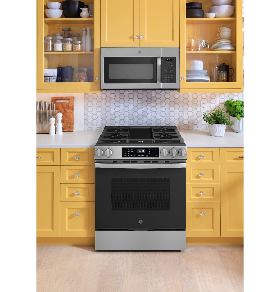 GE® 30" Slide-In Front-Control Convection Gas Range with No Preheat Air Fry and EasyWash™ Oven Tray GGS600AVFS