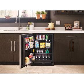 Whirlpool 24-inch Wide Undercounter Refrigerator with Towel Bar Handle - 5.1 cu. ft. WUR35X24HZ